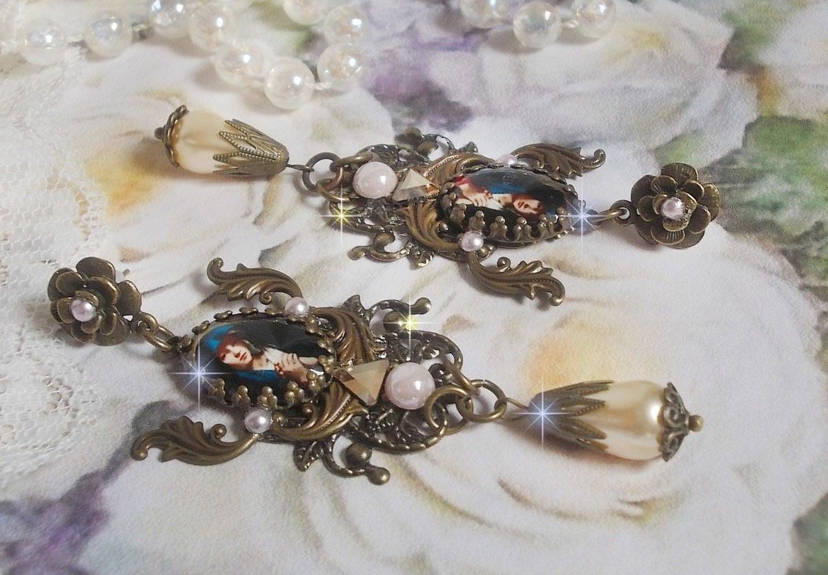 BO Madonna criada com cabochons PureCrystal, cabochons de lupa, selos de nuvens e acessórios de bronze