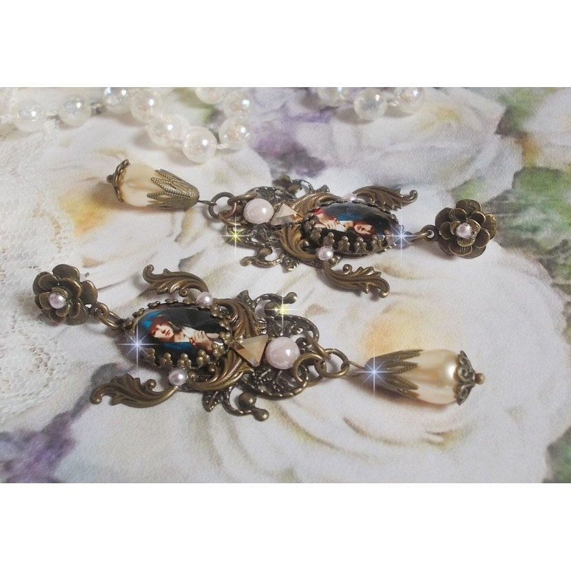 BO Madonna criada com cabochons PureCrystal, cabochons de lupa, selos de nuvens e acessórios de bronze