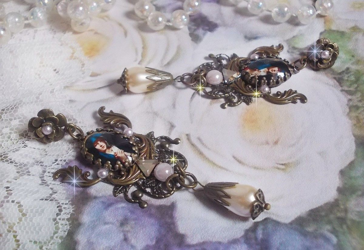 BO Madonna criada com cabochons PureCrystal, cabochons de lupa, selos de nuvens e acessórios de bronze