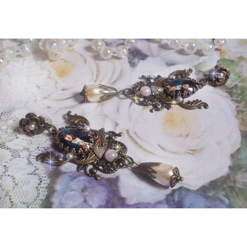 BO Madonna criada com cabochons PureCrystal, cabochons de lupa, selos de nuvens e acessórios de bronze