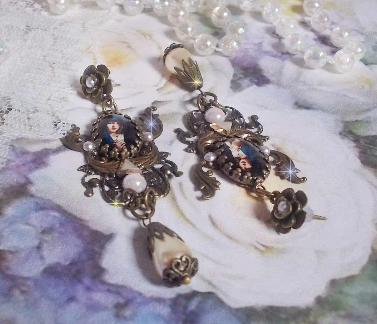 BO Madonna criada com cabochons PureCrystal, cabochons de lupa, selos de nuvens e acessórios de bronze
