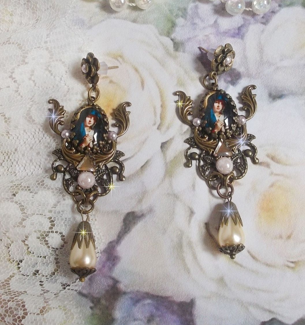 BO Madonna criada com cabochons PureCrystal, cabochons de lupa, selos de nuvens e acessórios de bronze