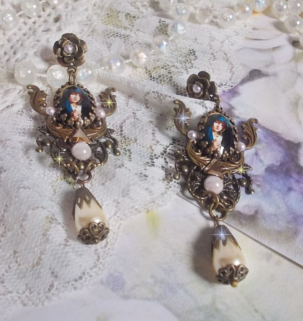 BO Madonna criada com cabochons PureCrystal, cabochons de lupa, selos de nuvens e acessórios de bronze