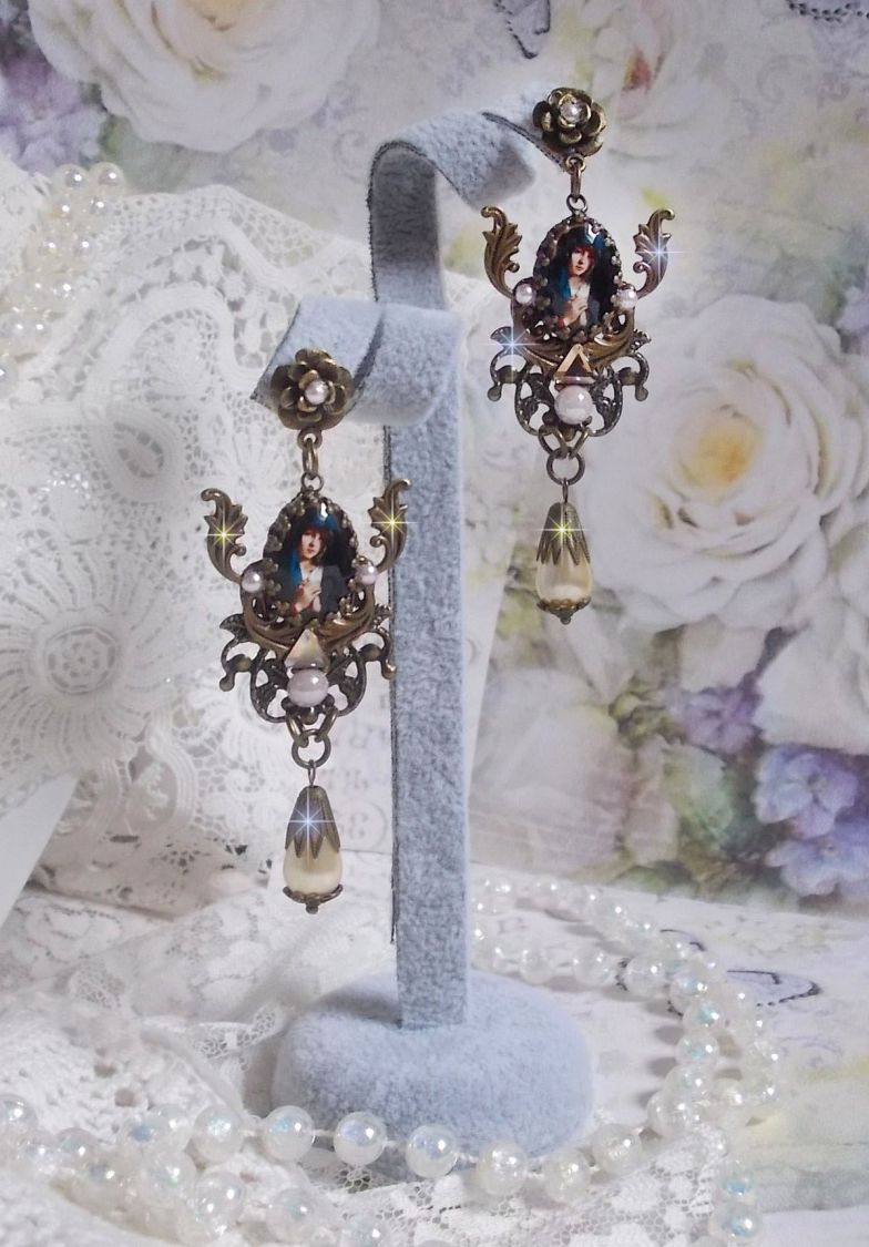 BO Madonna criada com cabochons PureCrystal, cabochons de lupa, selos de nuvens e acessórios de bronze