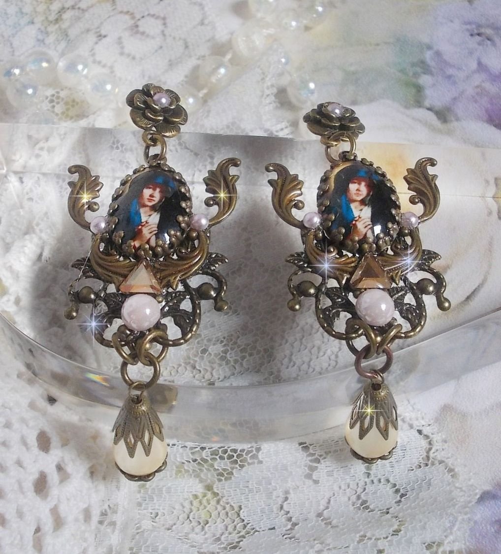 BO Madonna criada com cabochons PureCrystal, cabochons de lupa, selos de nuvens e acessórios de bronze