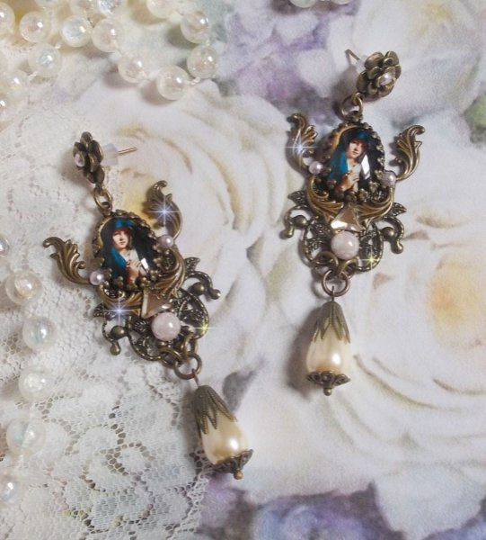 BO Madonna criada com cabochons PureCrystal, cabochons de lupa, selos de nuvens e acess&oacute;rios de bronze