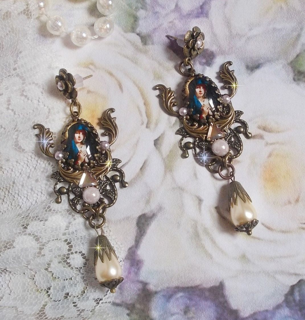 BO Madonna criada com cabochons PureCrystal, cabochons de lupa, selos de nuvens e acessórios de bronze