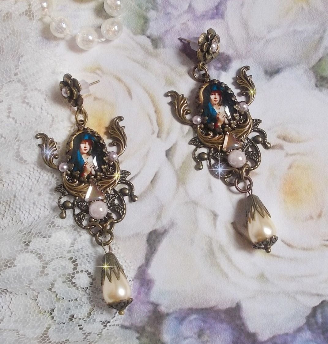 BO Madonna criada com cabochons PureCrystal, cabochons de lupa, selos de nuvens e acessórios de bronze