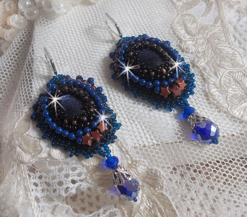 BO Maldivas bordadas com cabochões de resina brilhante, contas Swarovski redondas peroladas e contas de sementes Miyuki