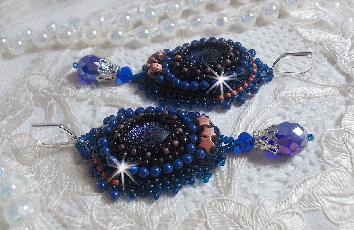 BO Maldivas bordadas com cabochões de resina brilhante, contas Swarovski redondas peroladas e contas de sementes Miyuki