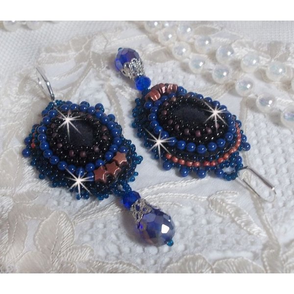 BO Maldivas bordadas com caboch&otilde;es de resina brilhante, contas Swarovski redondas peroladas e contas de sementes Miyuki