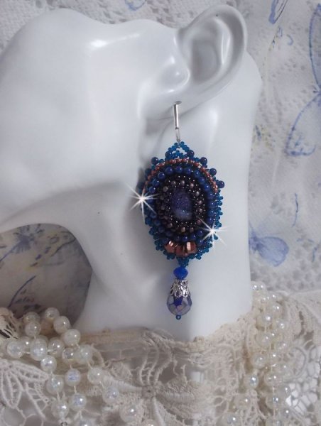 BO Maldivas bordadas com caboch&otilde;es de resina brilhante, contas Swarovski redondas peroladas e contas de sementes Miyuki