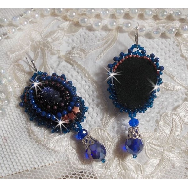 BO Maldivas bordadas com caboch&otilde;es de resina brilhante, contas Swarovski redondas peroladas e contas de sementes Miyuki