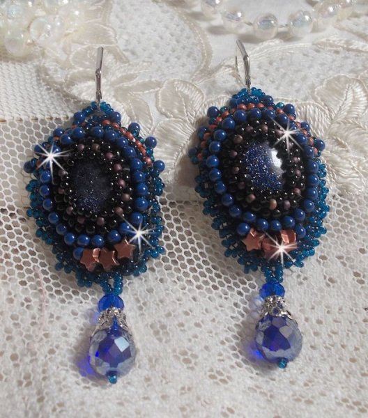 BO Maldivas bordadas com caboch&otilde;es de resina brilhante, contas Swarovski redondas peroladas e contas de sementes Miyuki