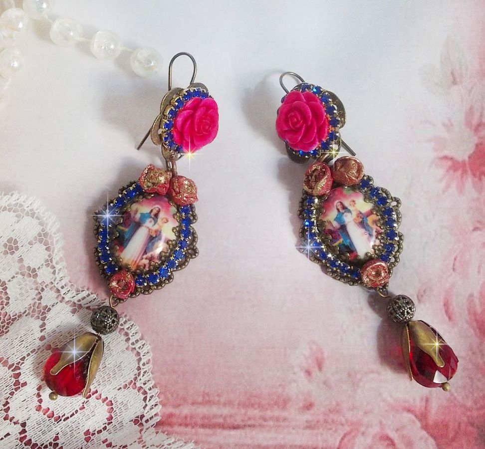 BO Maria e Jesus criados com cabochons de resina, pêras vermelhas facetadas e vários acessórios