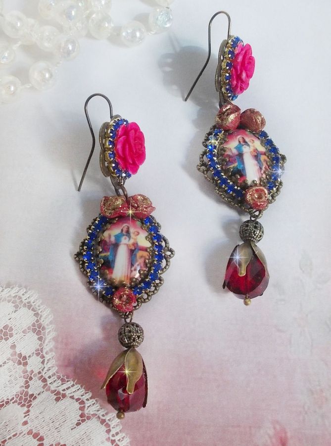 BO Maria e Jesus criados com cabochons de resina, pêras vermelhas facetadas e vários acessórios