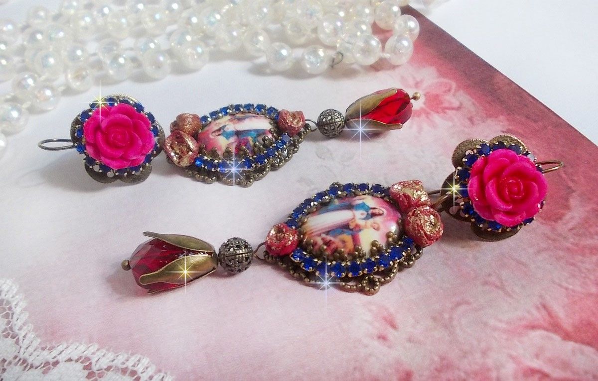 BO Maria e Jesus criados com cabochons de resina, pêras vermelhas facetadas e vários acessórios