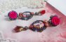 BO Maria e Jesus criados com cabochons de resina, pêras vermelhas facetadas e vários acessórios
