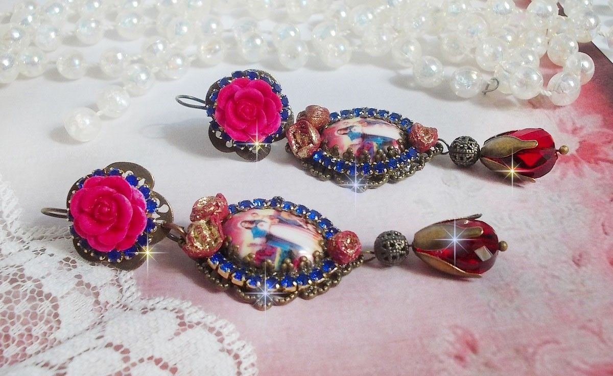 BO Maria e Jesus criados com cabochons de resina, pêras vermelhas facetadas e vários acessórios