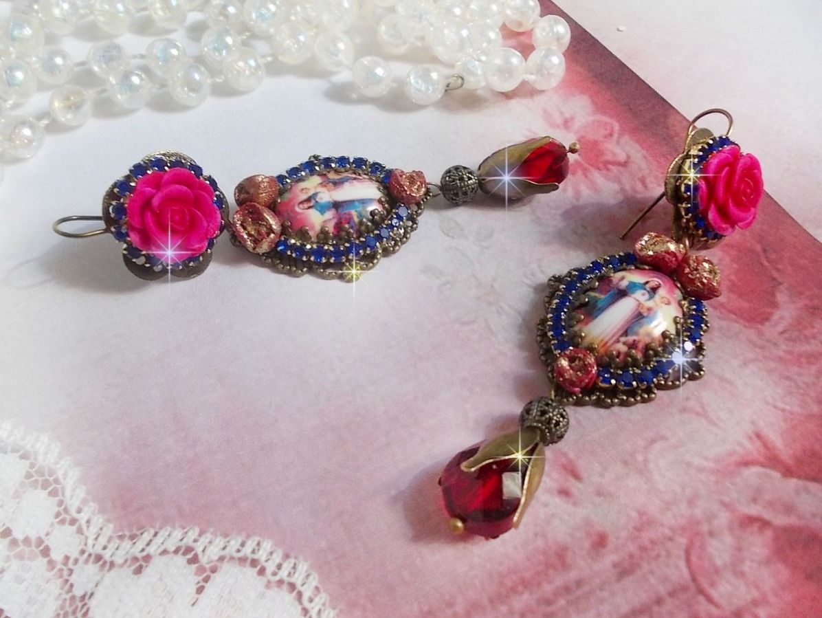 BO Maria e Jesus criados com cabochons de resina, pêras vermelhas facetadas e vários acessórios