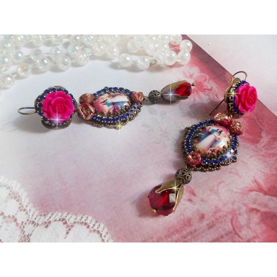 BO Maria e Jesus criados com cabochons de resina, pêras vermelhas facetadas e vários acessórios