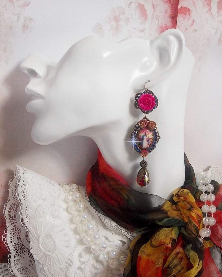BO Maria e Jesus criados com cabochons de resina, pêras vermelhas facetadas e vários acessórios