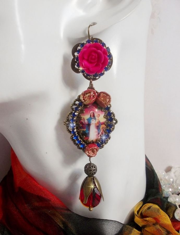 BO Maria e Jesus criados com cabochons de resina, pêras vermelhas facetadas e vários acessórios