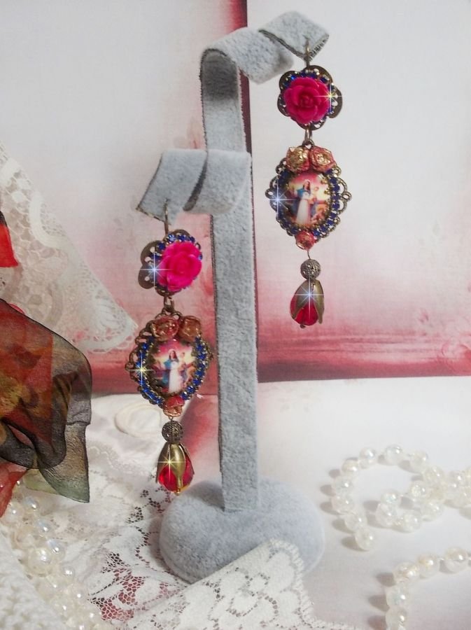 BO Maria e Jesus criados com cabochons de resina, pêras vermelhas facetadas e vários acessórios