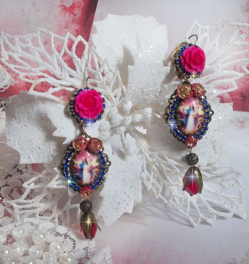 BO Maria e Jesus criados com cabochons de resina, pêras vermelhas facetadas e vários acessórios