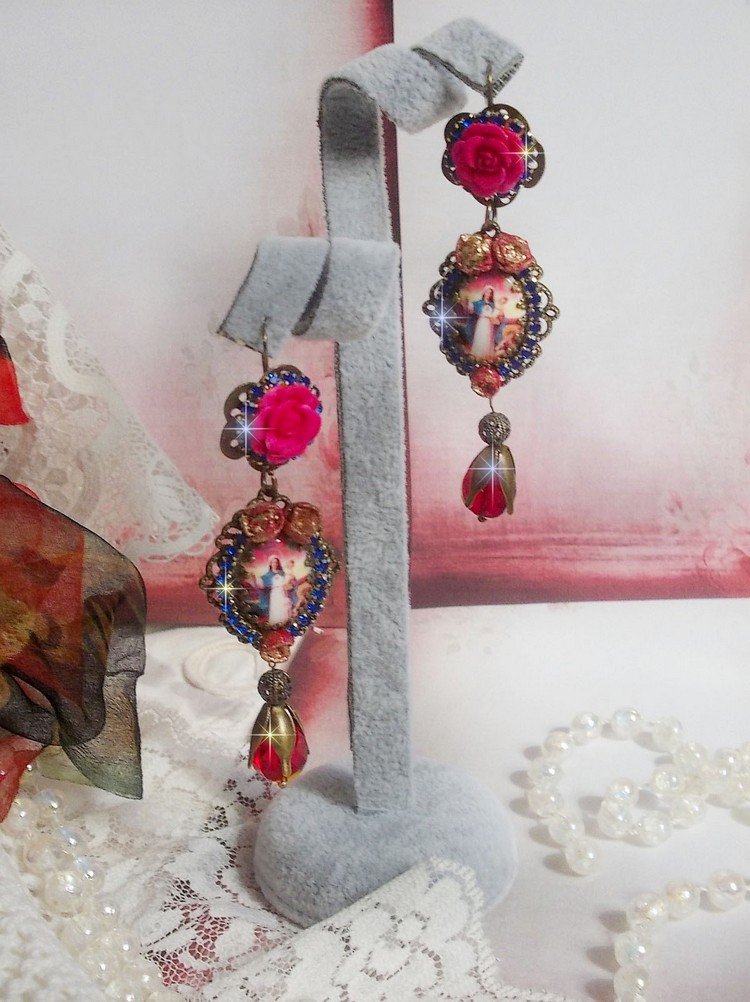 BO Maria e Jesus criados com cabochons de resina, pêras vermelhas facetadas e vários acessórios