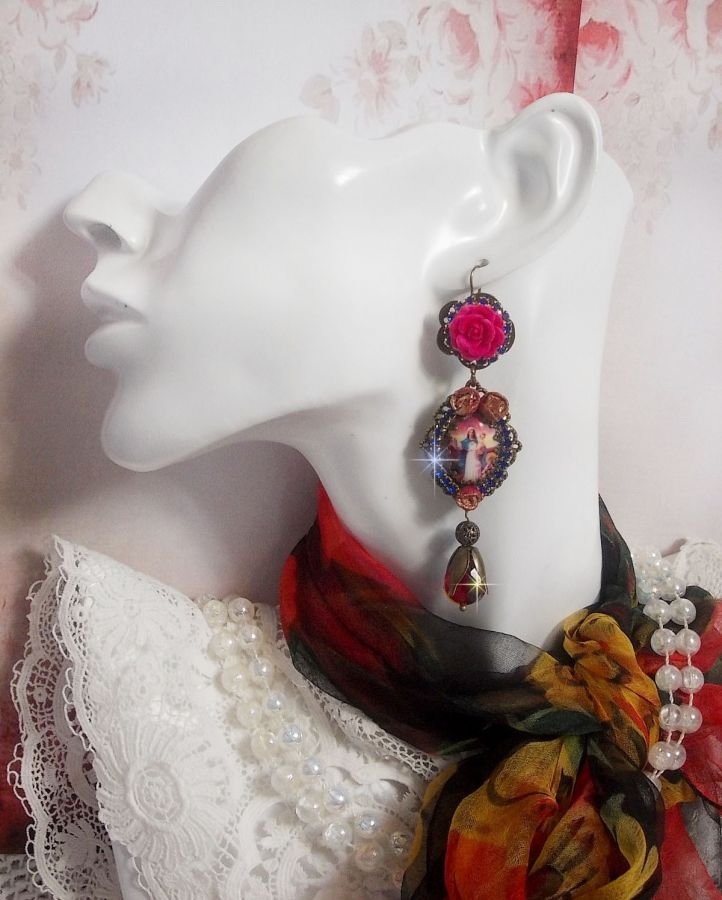 BO Maria e Jesus criados com cabochons de resina, pêras vermelhas facetadas e vários acessórios