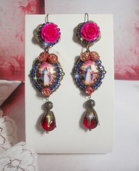 BO Maria e Jesus criados com cabochons de resina, p&ecirc;ras vermelhas facetadas e v&aacute;rios acess&oacute;rios