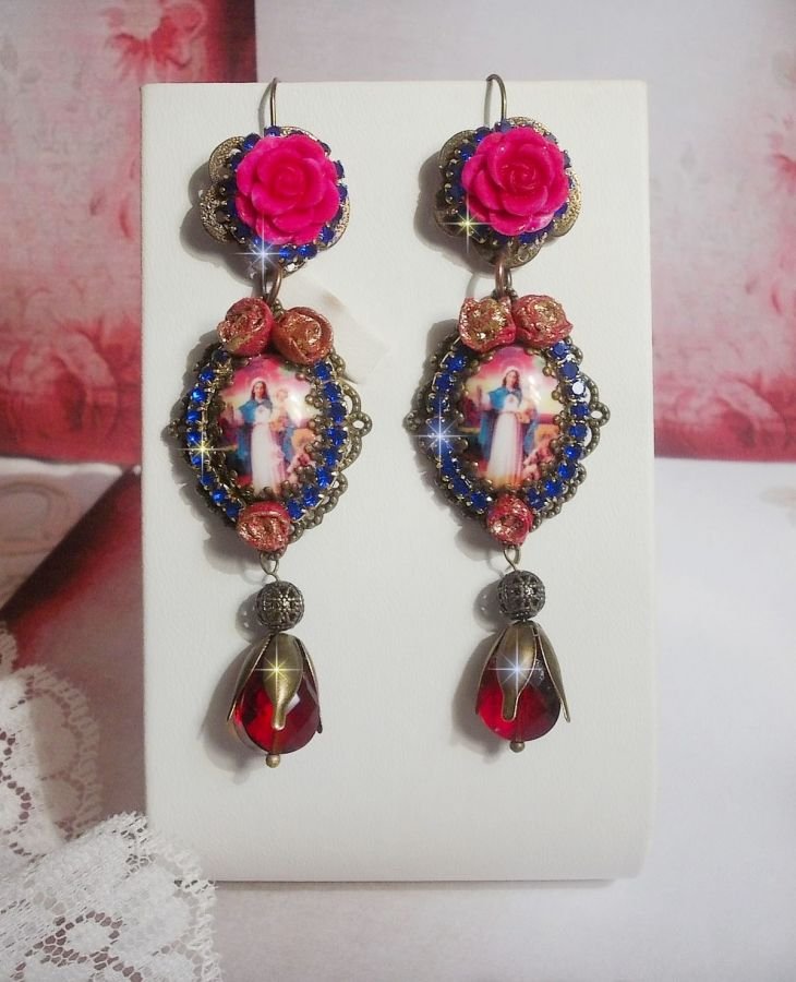 BO Maria e Jesus criados com cabochons de resina, pêras vermelhas facetadas e vários acessórios