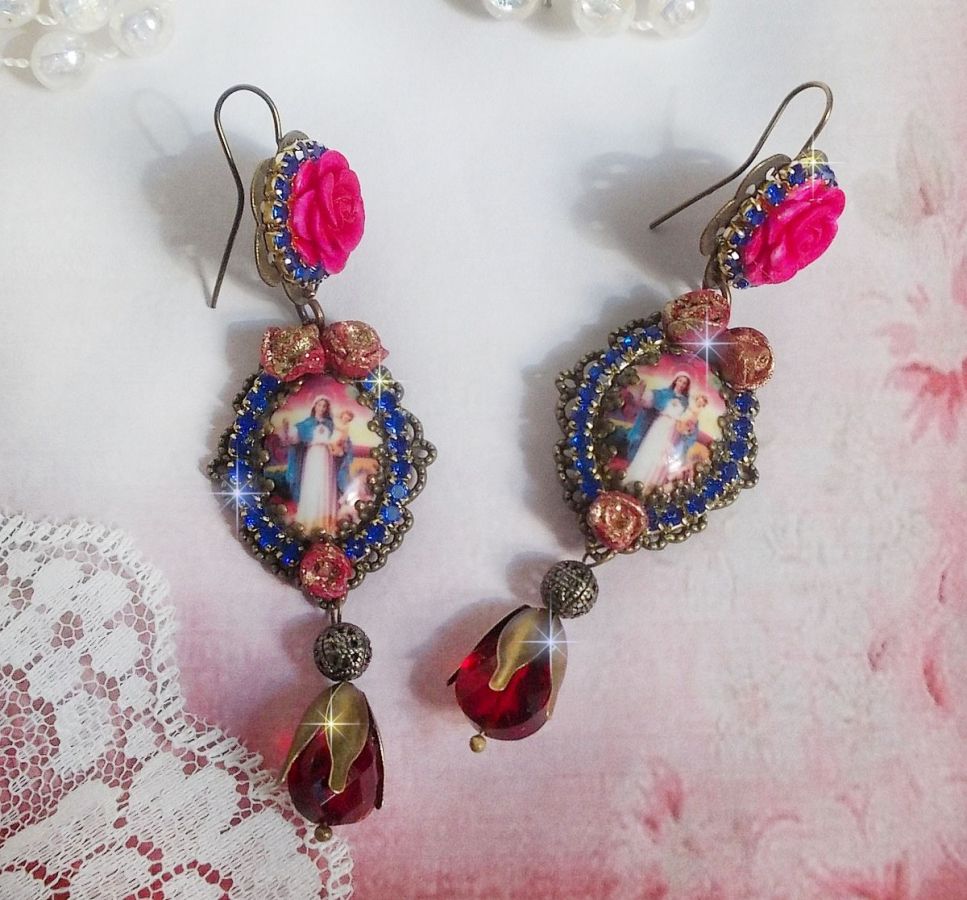 BO Maria e Jesus criados com cabochons de resina, pêras vermelhas facetadas e vários acessórios