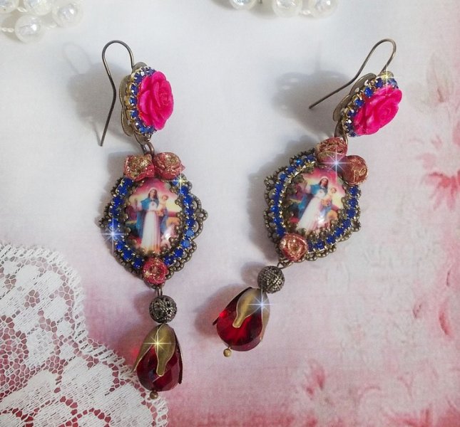BO Maria e Jesus criados com cabochons de resina, pêras vermelhas facetadas e vários acessórios