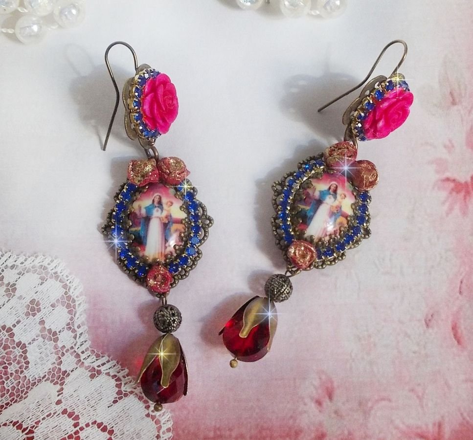 BO Maria e Jesus criados com cabochons de resina, pêras vermelhas facetadas e vários acessórios
