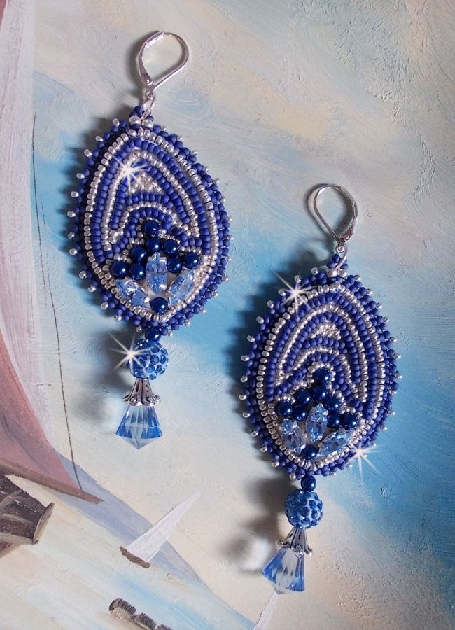 BO Azul marinho bordado com cristais Swarovski, contas de vidro redondas e contas de sementes Miyuki
