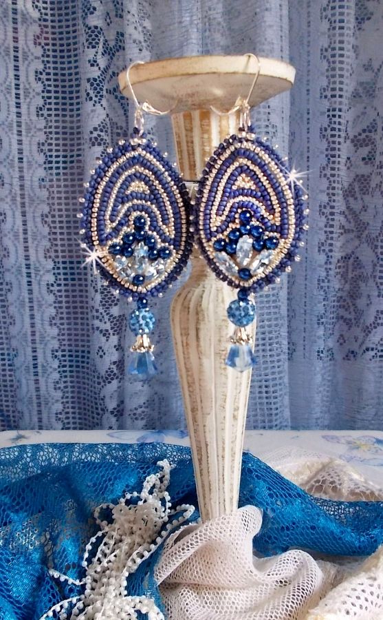 BO Azul marinho bordado com cristais Swarovski, contas de vidro redondas e contas de sementes Miyuki