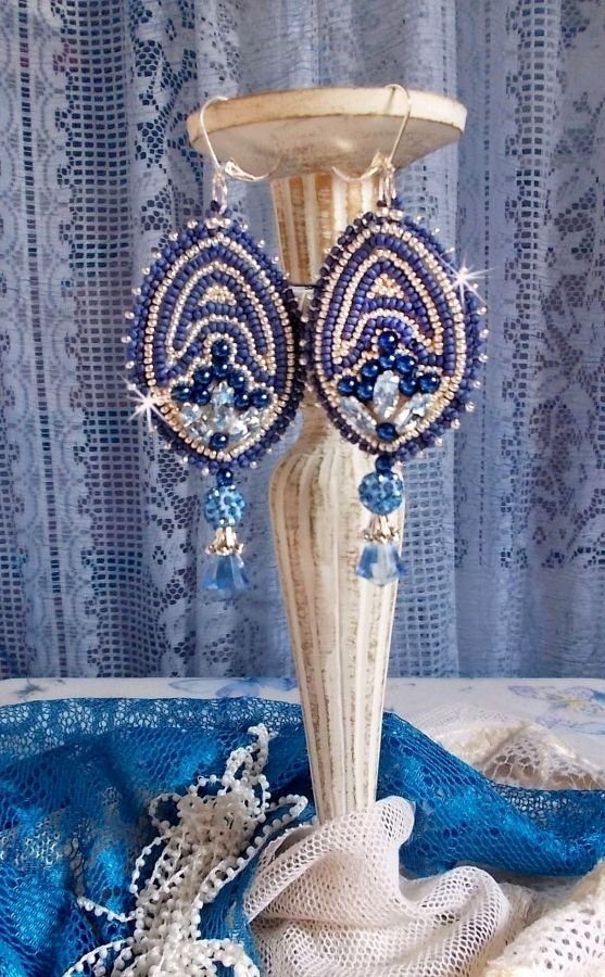 BO Azul marinho bordado com cristais Swarovski, contas de vidro redondas e contas de sementes Miyuki