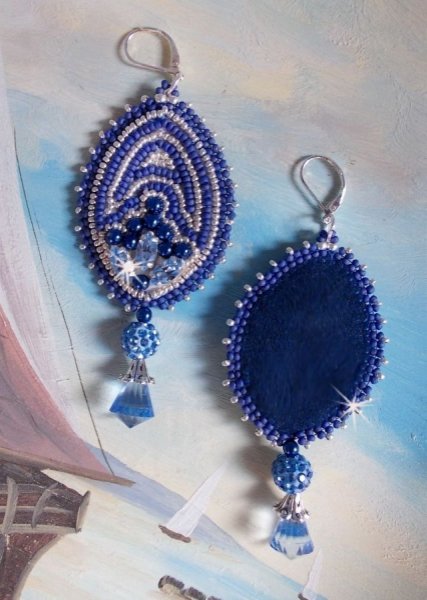 BO Azul marinho bordado com cristais Swarovski, contas de vidro redondas e contas de sementes Miyuki