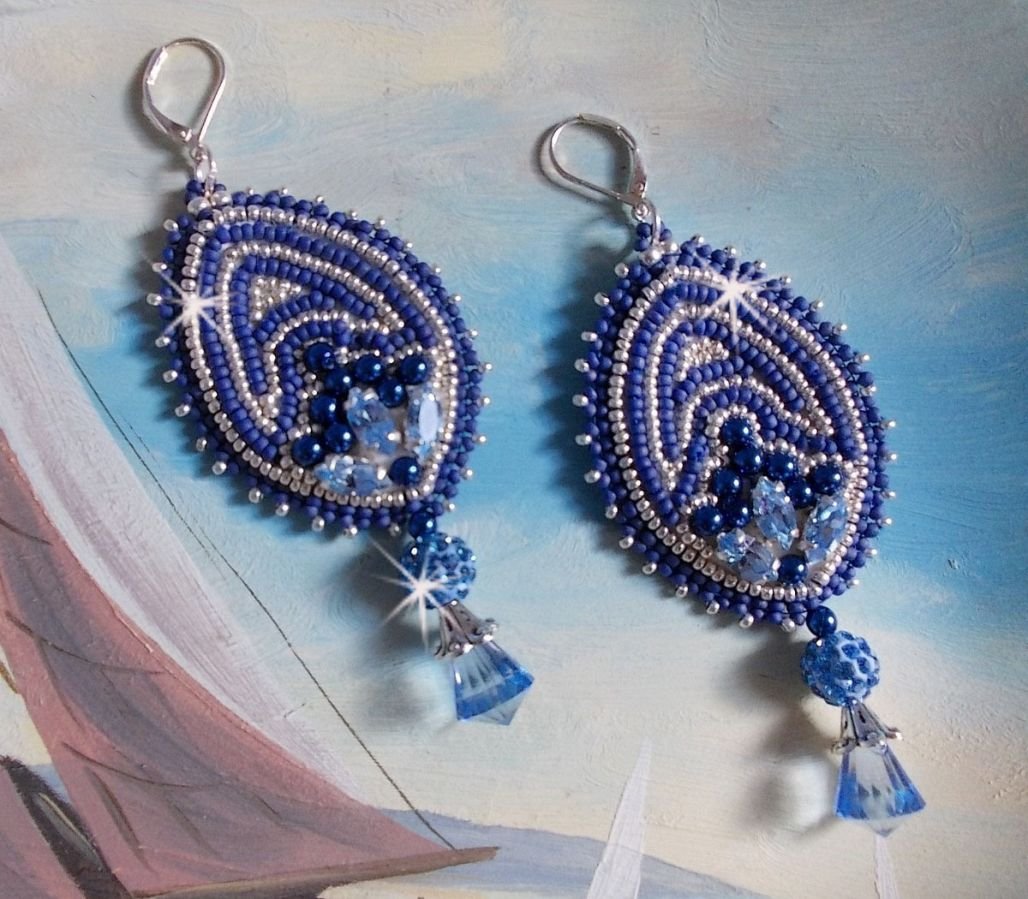 BO Azul marinho bordado com cristais Swarovski, contas de vidro redondas e contas de sementes Miyuki