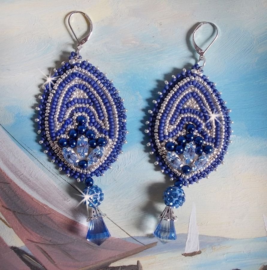 BO Azul marinho bordado com cristais Swarovski, contas de vidro redondas e contas de sementes Miyuki