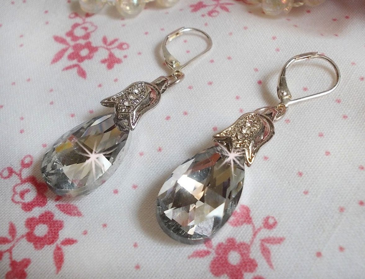 BO Maravilhas de Cristal criadas com gotas facetadas e pequenos fechos de rhinestone gravados em relevo