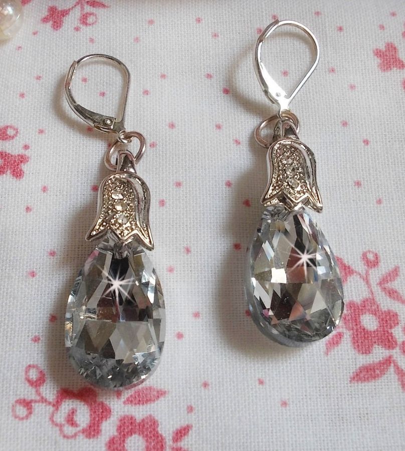 BO Maravilhas de Cristal criadas com gotas facetadas e pequenos fechos de rhinestone gravados em relevo
