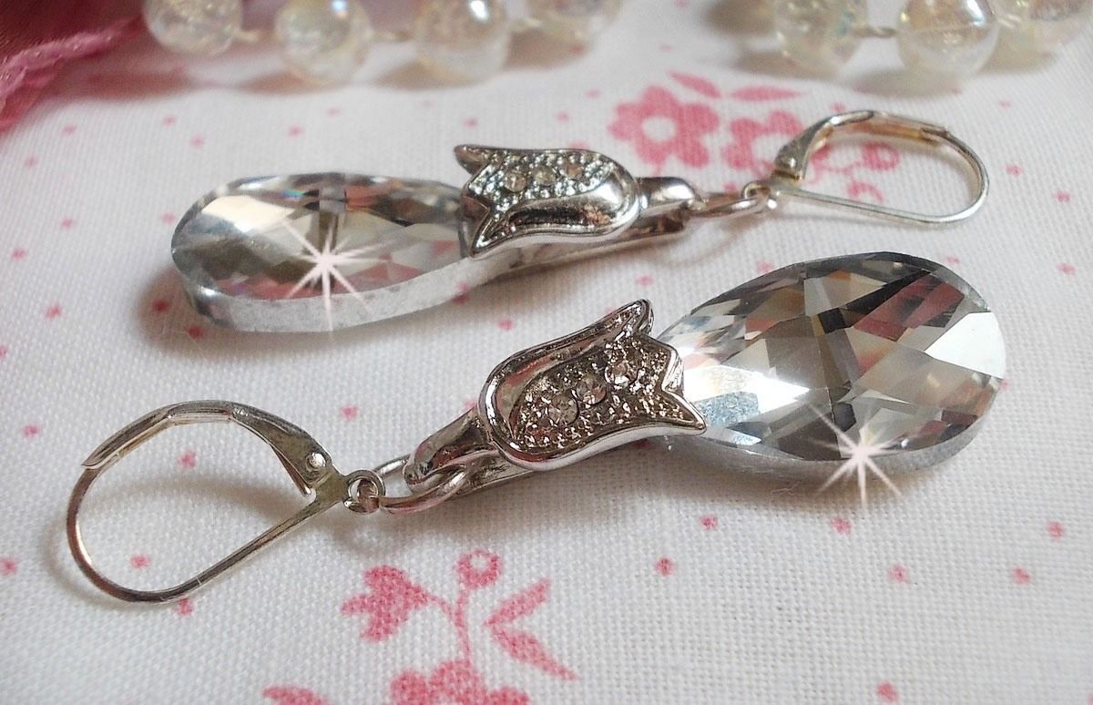 BO Maravilhas de Cristal criadas com gotas facetadas e pequenos fechos de rhinestone gravados em relevo