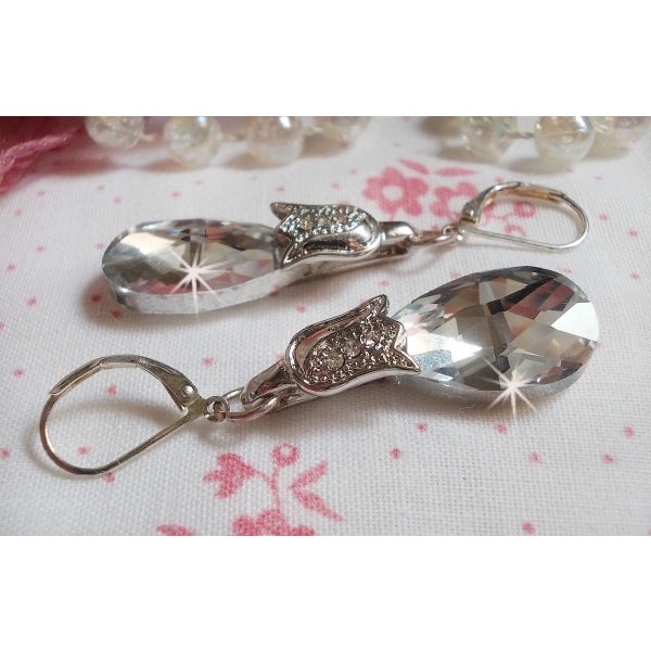 BO Maravilhas de Cristal criadas com gotas facetadas e pequenos fechos de rhinestone gravados em relevo