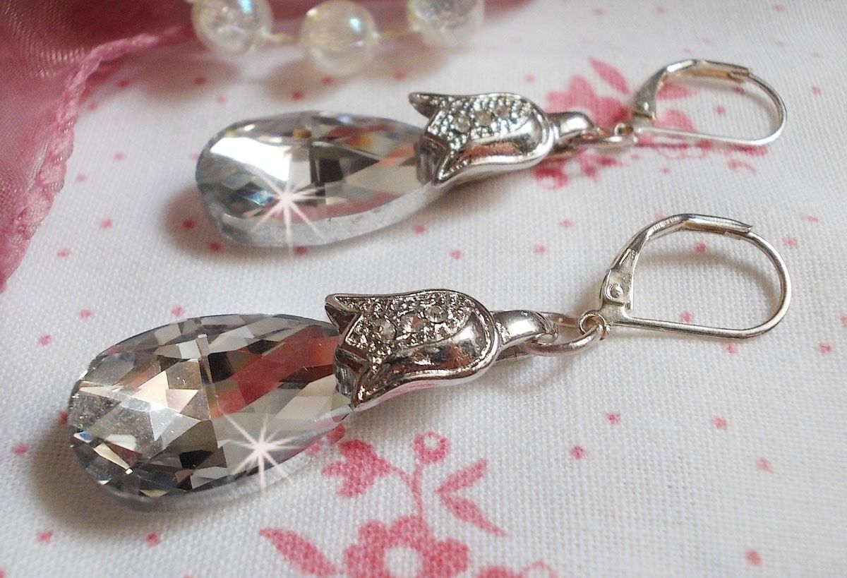 BO Maravilhas de Cristal criadas com gotas facetadas e pequenos fechos de rhinestone gravados em relevo
