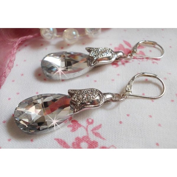 BO Maravilhas de Cristal criadas com gotas facetadas e pequenos fechos de rhinestone gravados em relevo