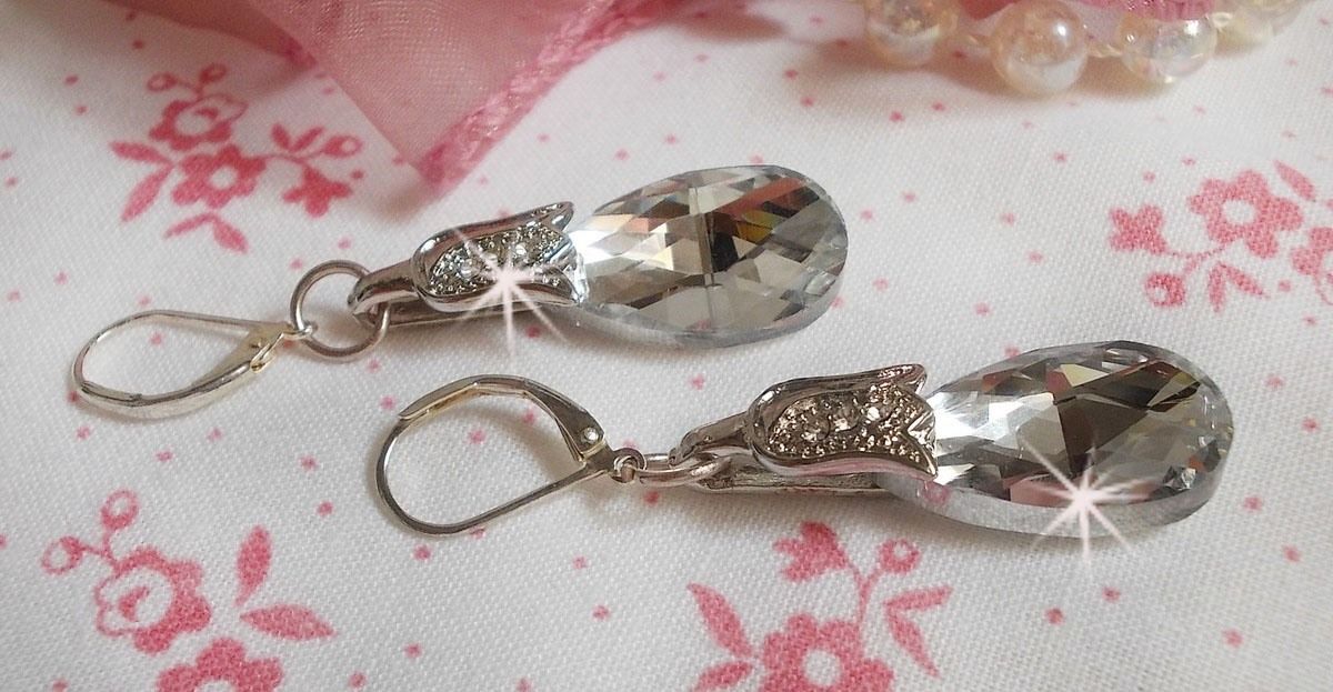 BO Maravilhas de Cristal criadas com gotas facetadas e pequenos fechos de rhinestone gravados em relevo