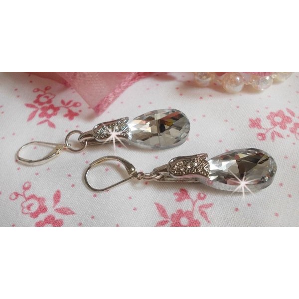 BO Maravilhas de Cristal criadas com gotas facetadas e pequenos fechos de rhinestone gravados em relevo